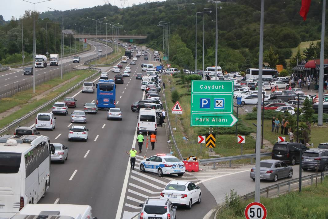 Bolu geçişi resmen kilit! Tatilciler yola çıktı. Her geçen dakika artıyor - Resim: 3